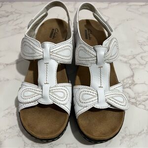 Clarks Lexi Walnut White "Bow Style" Sandals -- 9N